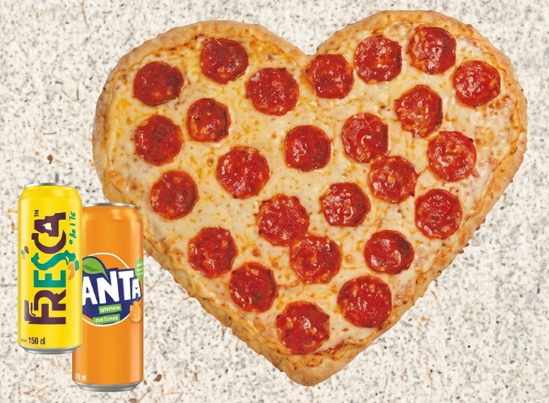 Pizza de corazón con 2 refrescos